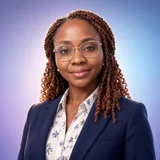 Portrait de Denise Charline Teikeu, en blazer marine et chemisier fleuri.